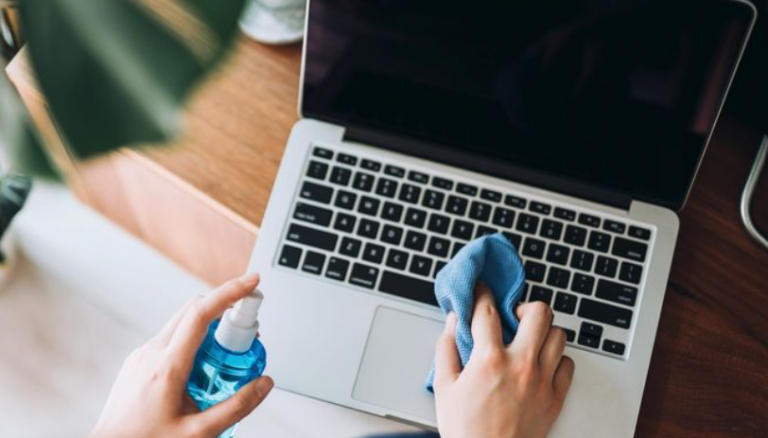 Cara Membersihkan Layar Laptop yang Aman