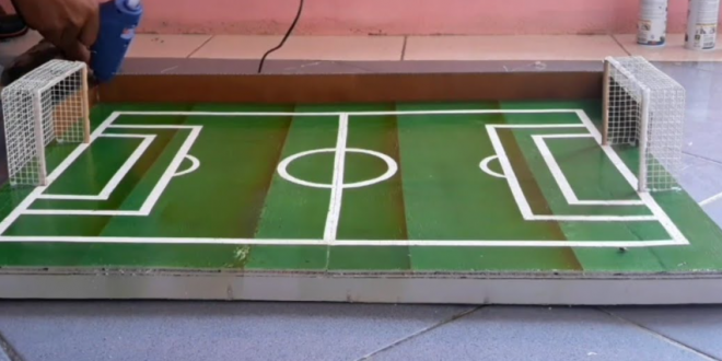 Dalam pembelajaran pendidikan jasmani, guru membawa miniatur lapangan sepak bola. Hal ini sebagai upaya guru