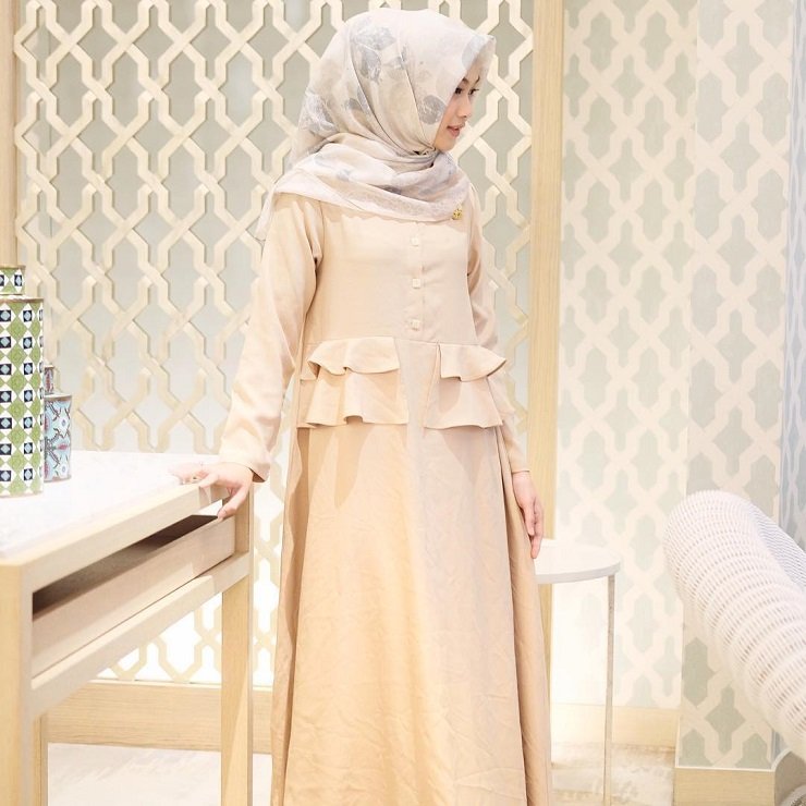 1. Gamis ruffle dengan hijab voal warna pastel