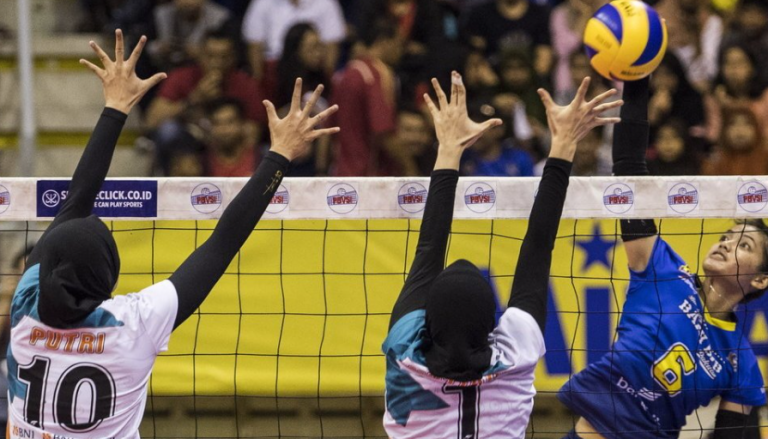 Menggiring bola dengan kaki termasuk gerak